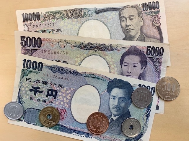 日圓(JPY) 的紙鈔面額為1,000、2,000、5,000 和10,000 円