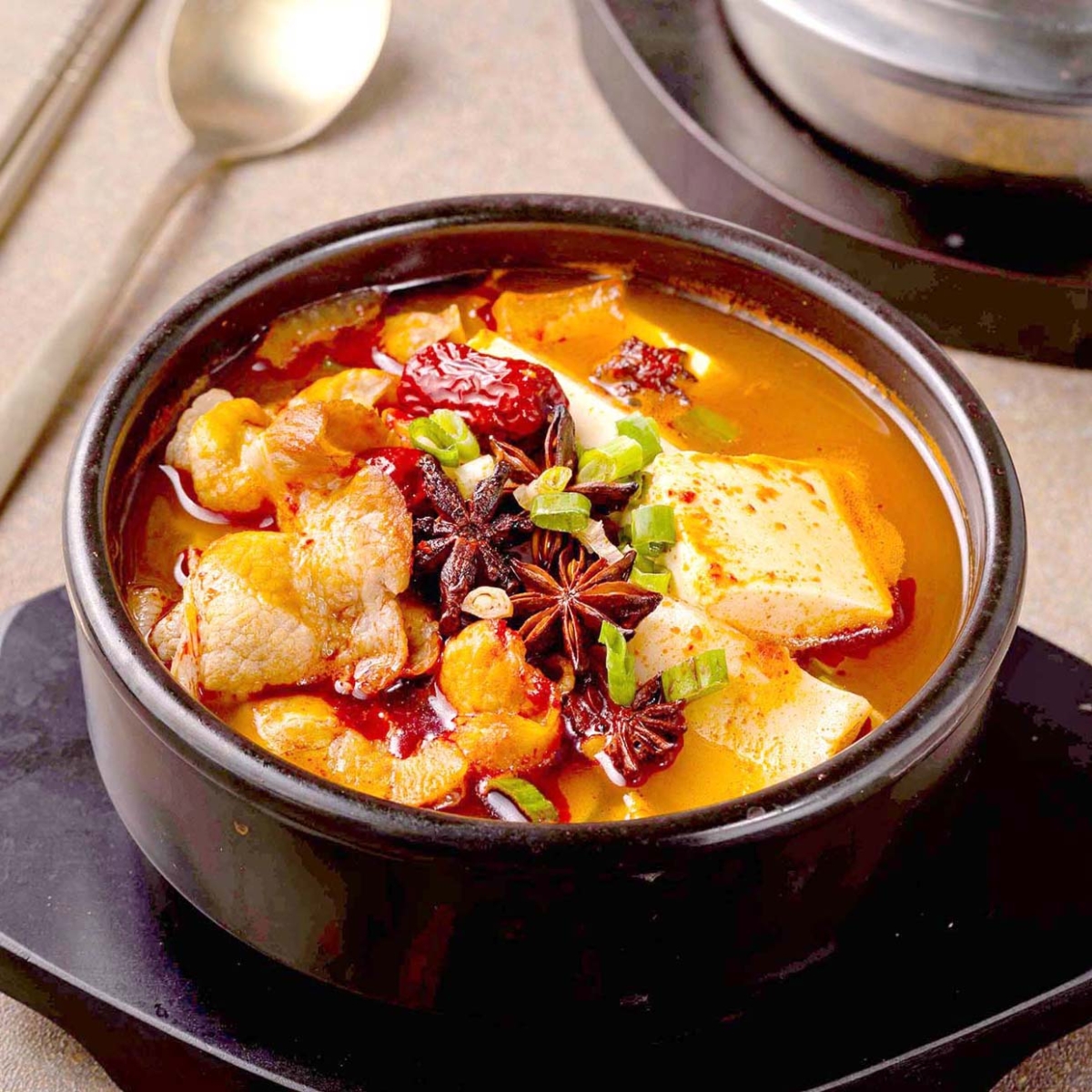 韓式鍋物豔紅香辣,受到許多台灣人的歡迎。