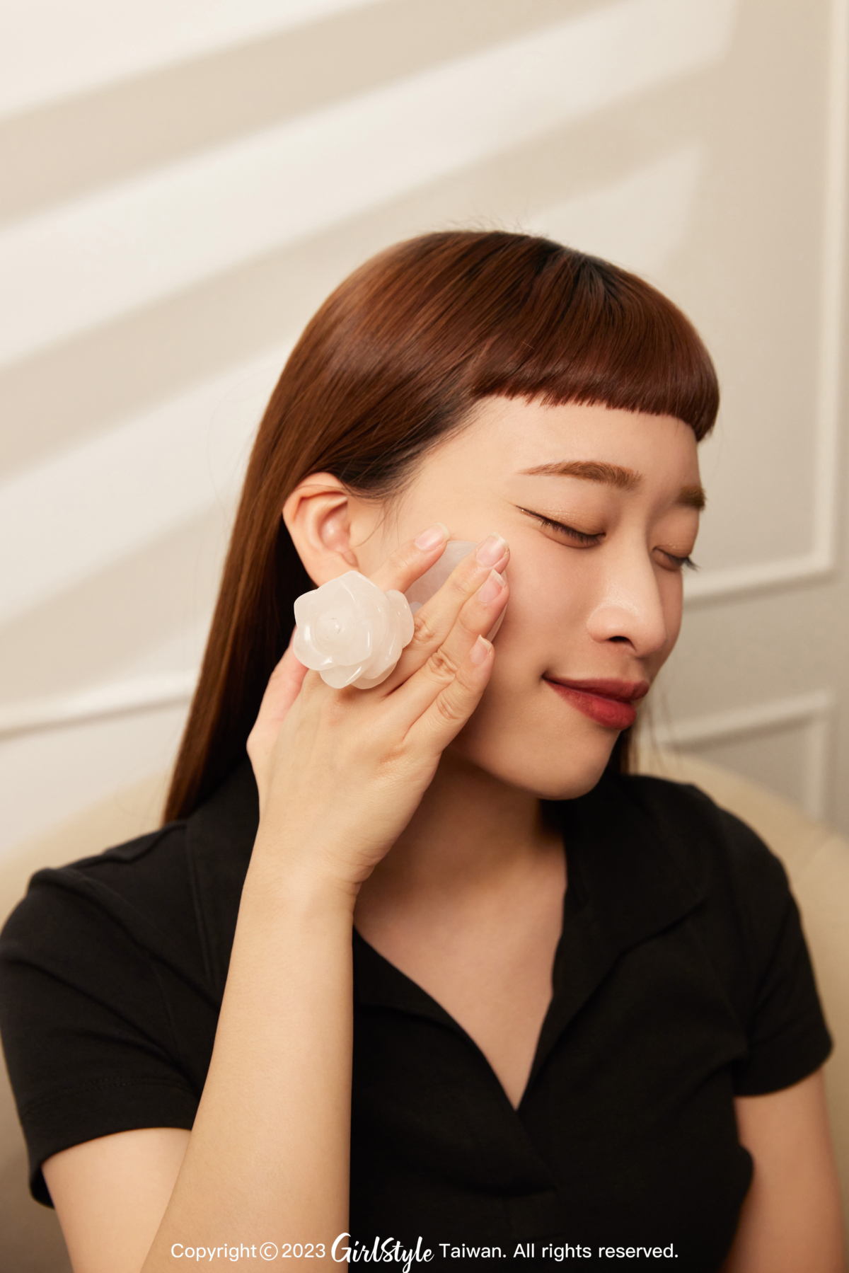 按摩板使用步驟02：加入乳霜按摩，提升輪廓