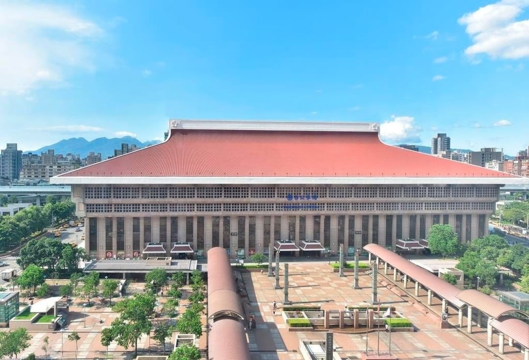 台北凱撒大飯店位於台北車站對面，位處交通樞紐。