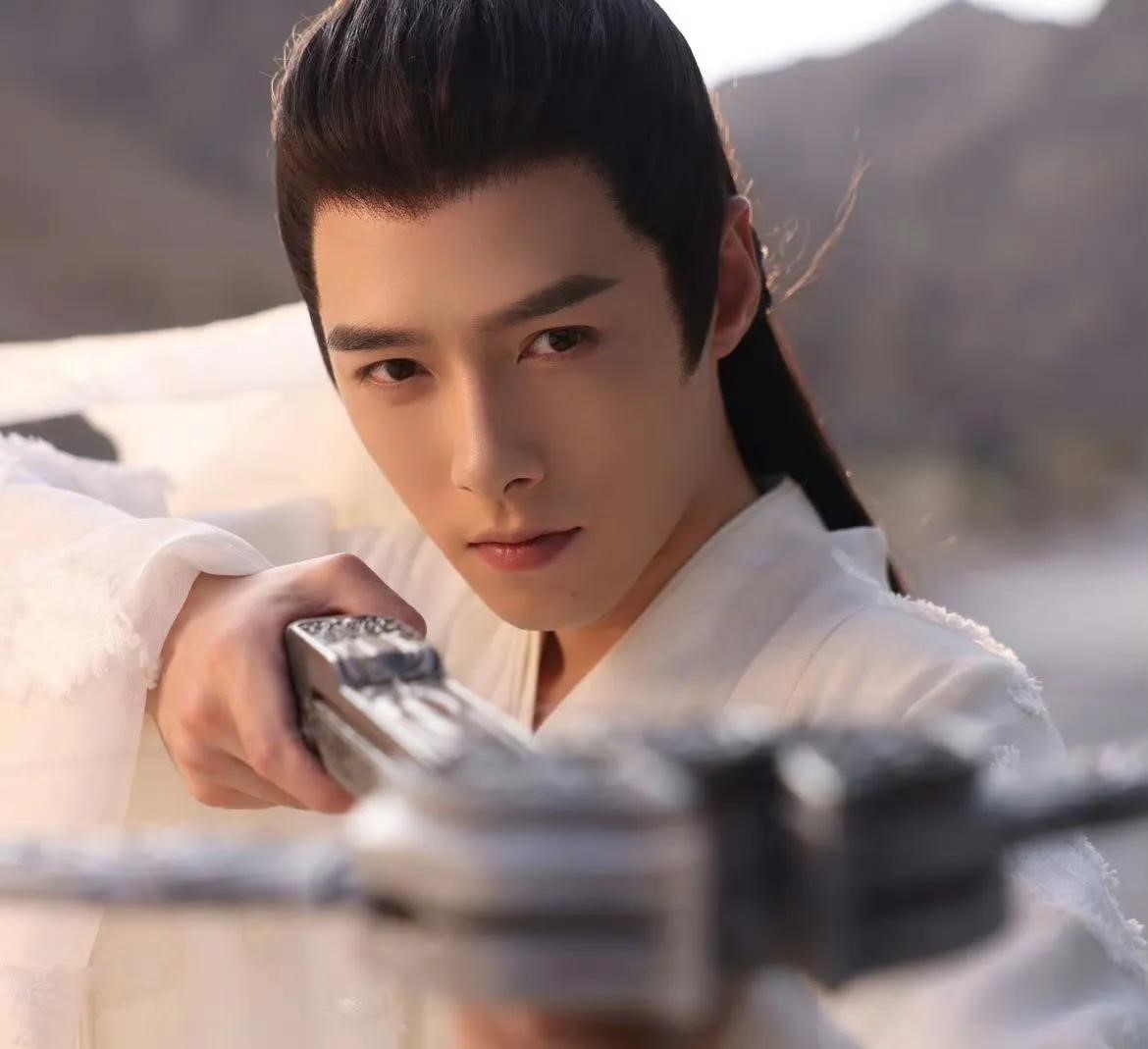 方逸倫所飾演的男配角「于十三」在《一念關山》初期是搞笑擔當。