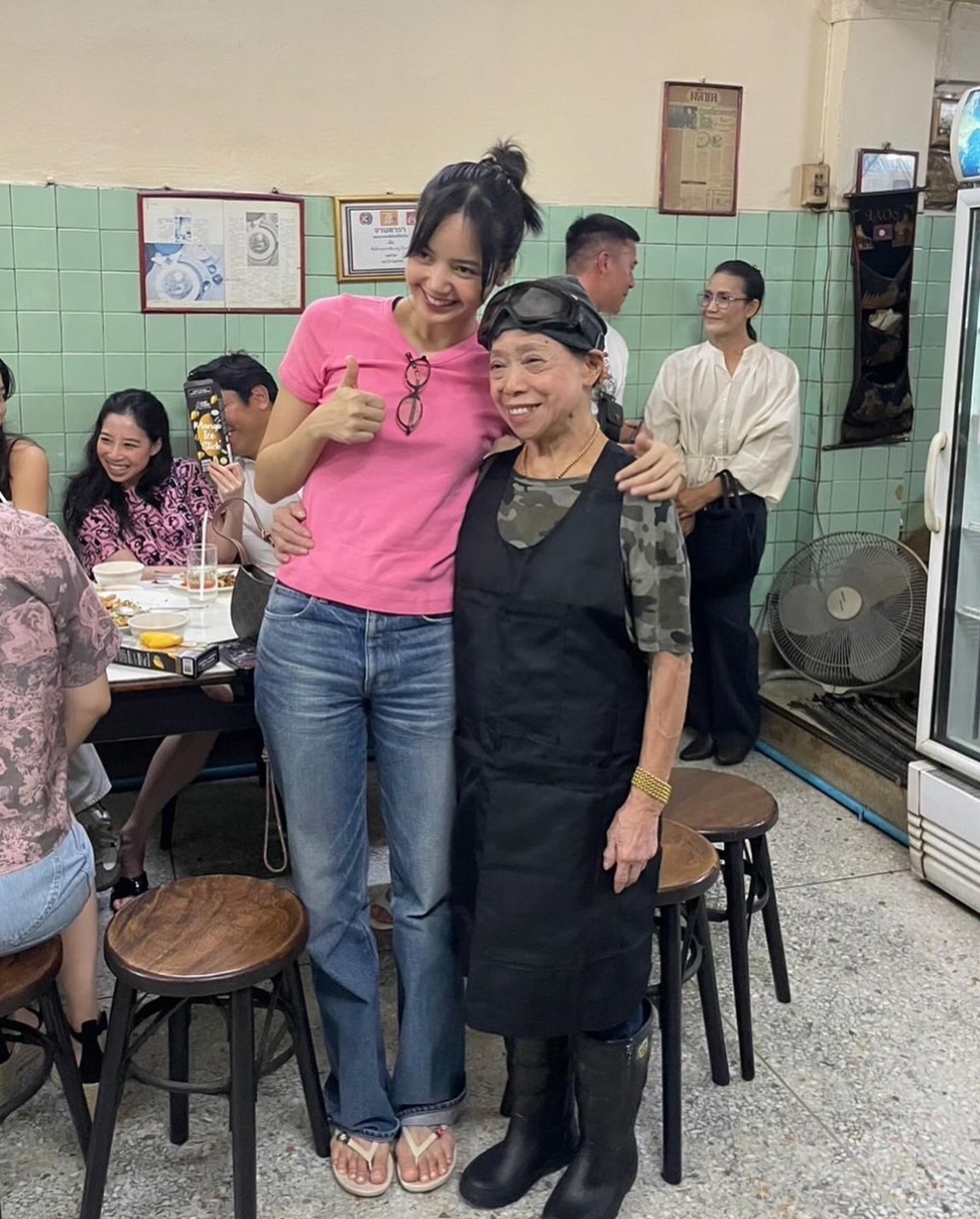 Lisa與老闆合照，掀起周圍追星旋風