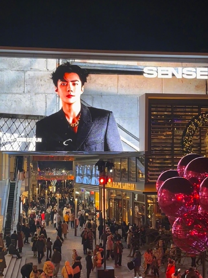 世勳以帥氣之姿登上中國北京街頭。