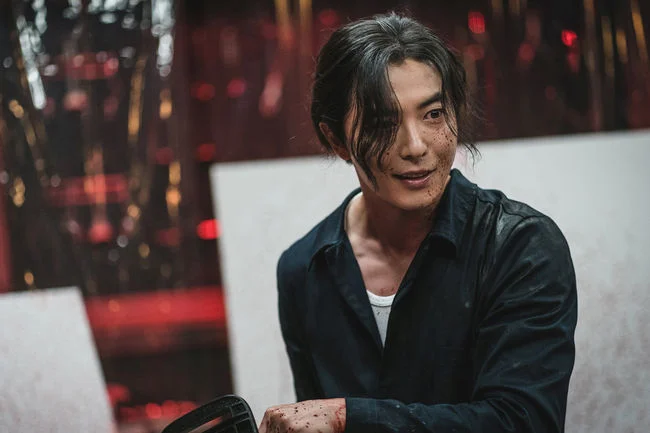 男主角發現自己重生到了鄭揆哲身上,決定用這副身體向殺害女友的朴泰宇復仇