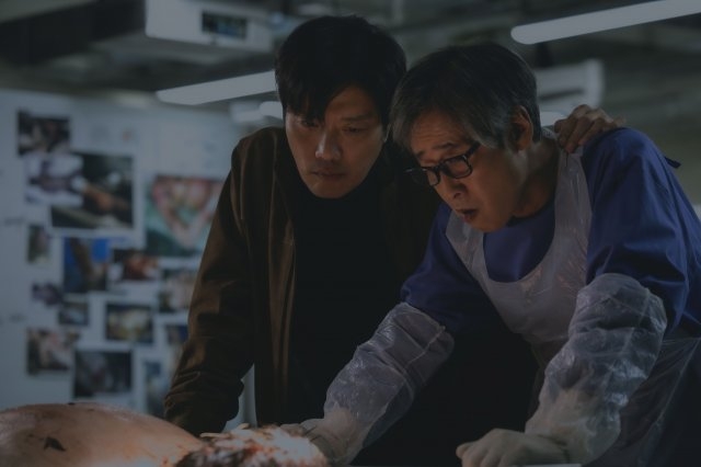 《遺贈的秘密》男一朴喜洵面對屍體面不改色。