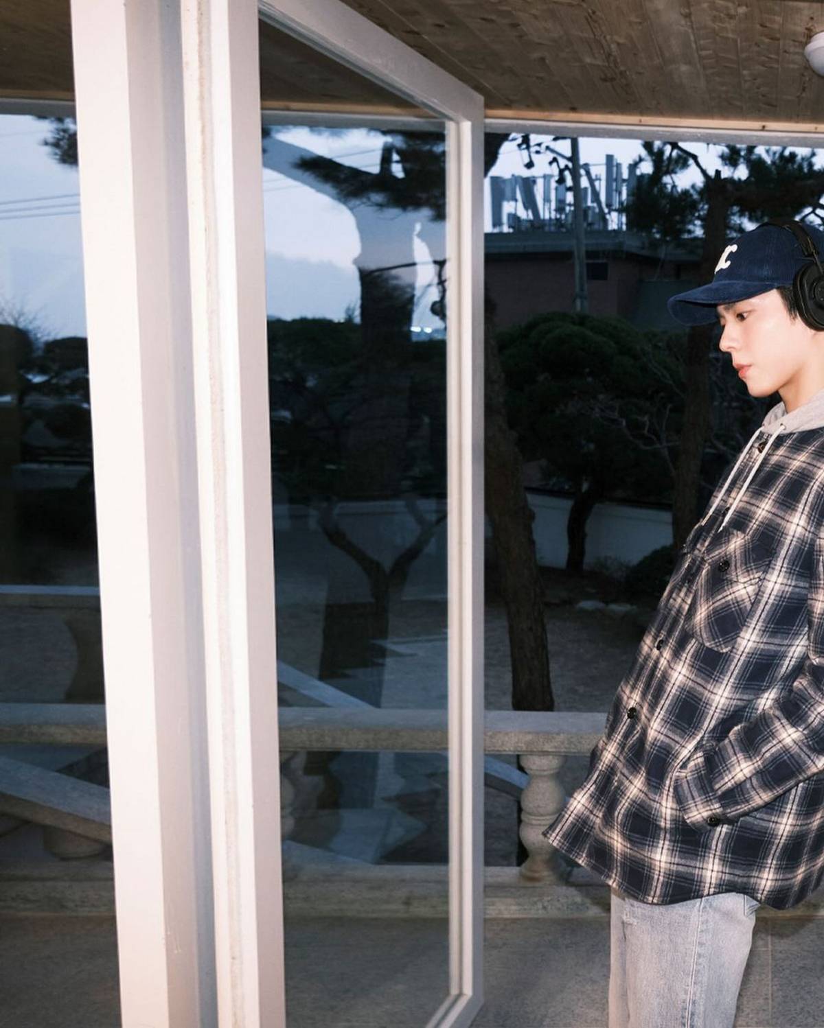 朴寶劍配戴黑色TRIOMPHE壓花天然牛皮革耳機