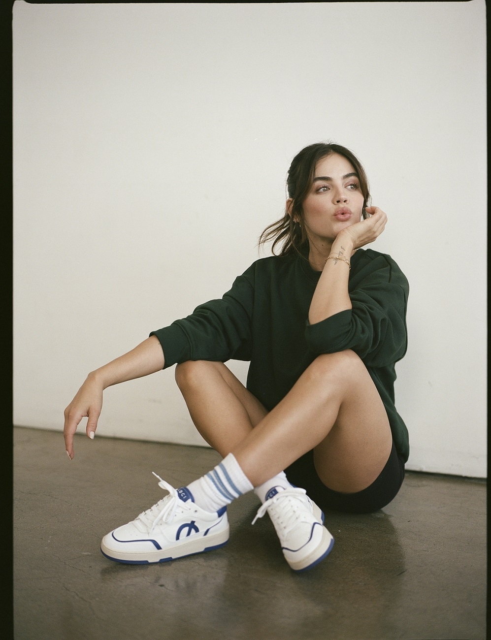 新年走春吸睛又舒適! LØCI 2024 年初開啟時尚的第一亮點「Neo 4 號拚色小白鞋」