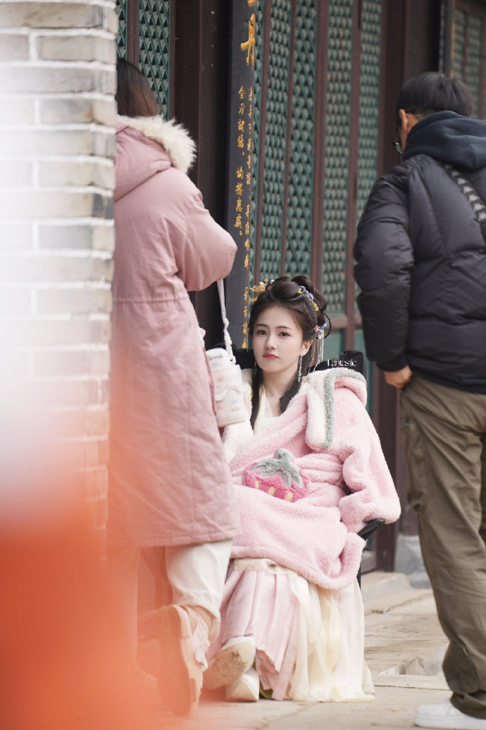 白鹿在拍攝《白月梵星》時在角落等戲。