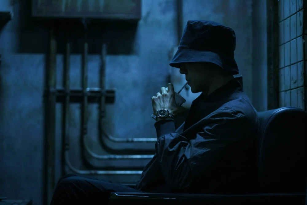 李茂生則飾演左右數千億韓元的電信詐騙組織總負責人