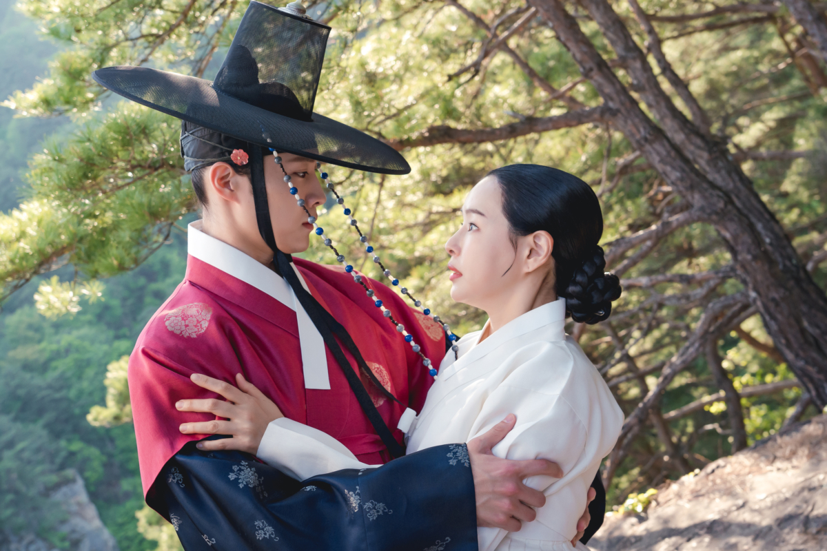 李鍾元與李荷妮在《夜晚盛開的花》搞笑浪漫無極限！