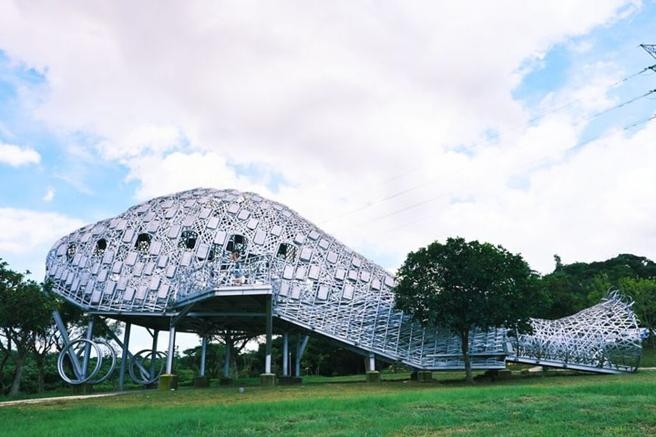 虎頭山環保公園的「桃機一號」為亮眼吸睛的大型公共藝術作品。