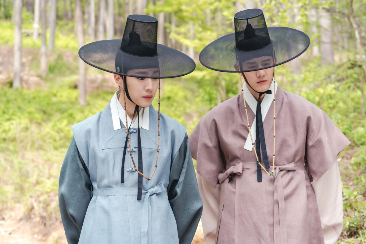 李鍾元與李己雨在《夜晚盛開的花》中飾演一對兄弟。