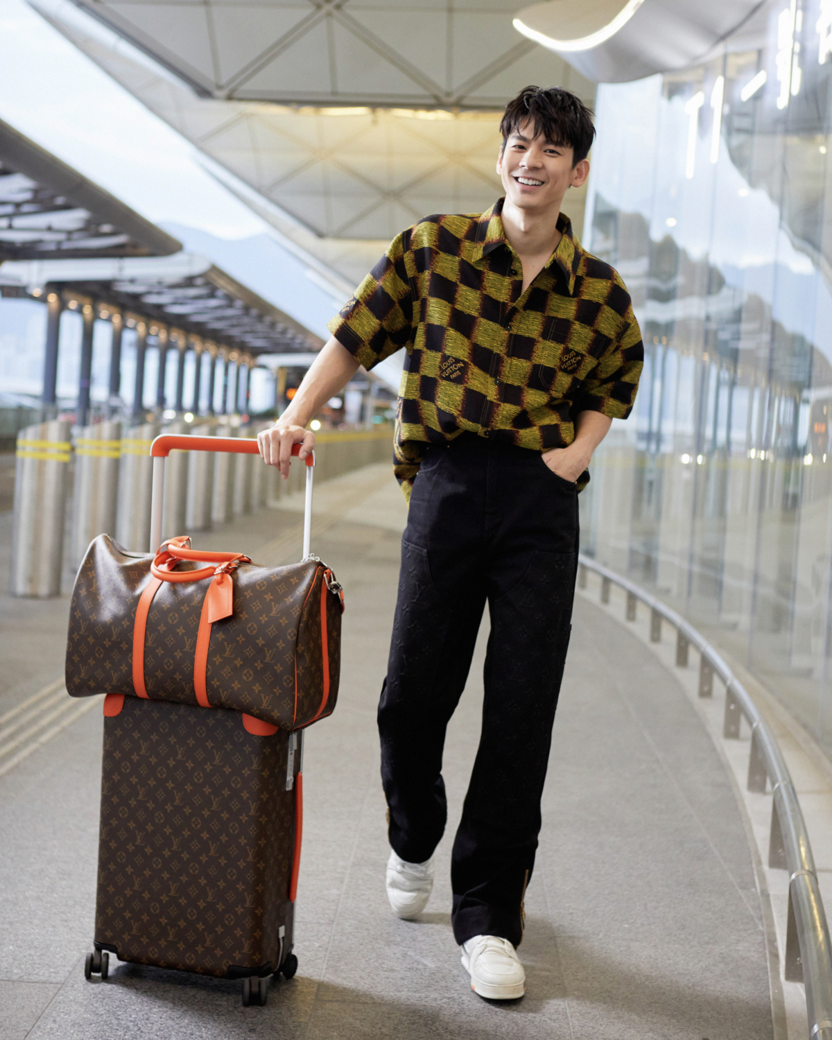 林柏宏搭配LV Colormania系列橘色滾邊Horizon 行李箱與Keepall 旅行袋