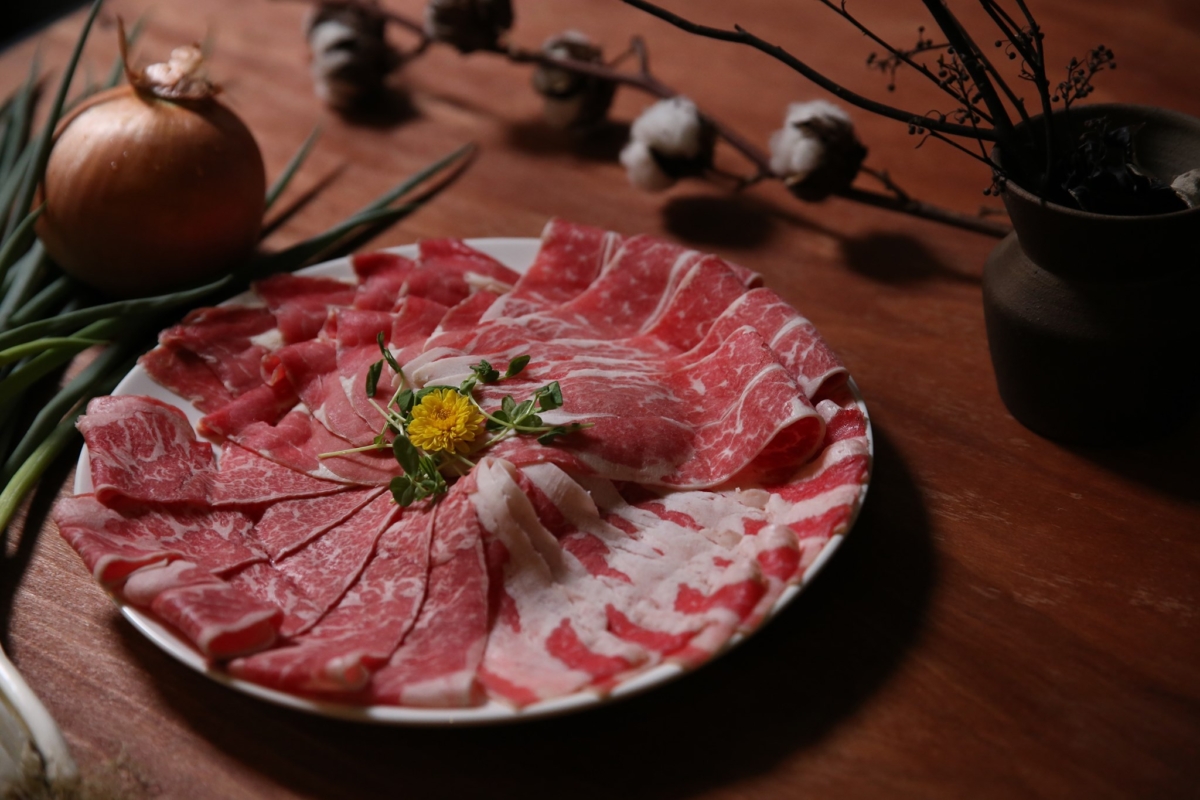 本鼎堂肉品新鮮幾乎每桌必點。