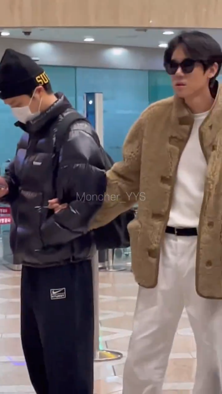 柳演錫全程挽著梁世宗的手