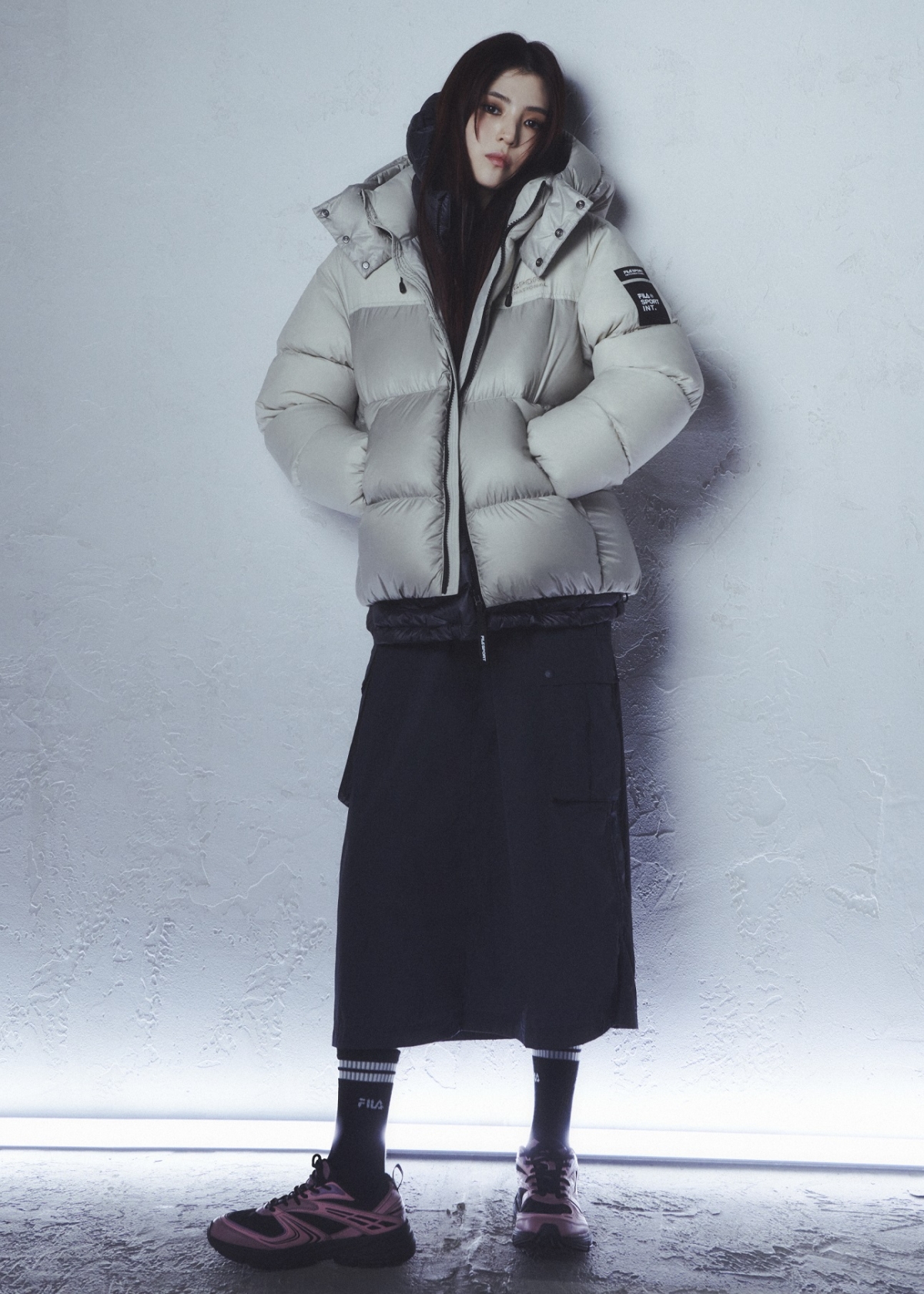 女神韓韶禧穿上時尚灰配色羽絨衣展露運動精品質感