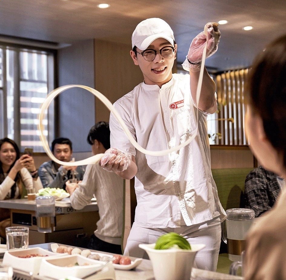 表演過的撈麵比較多?有比較Q彈?海底撈師傅親曝「撈麵5知識」