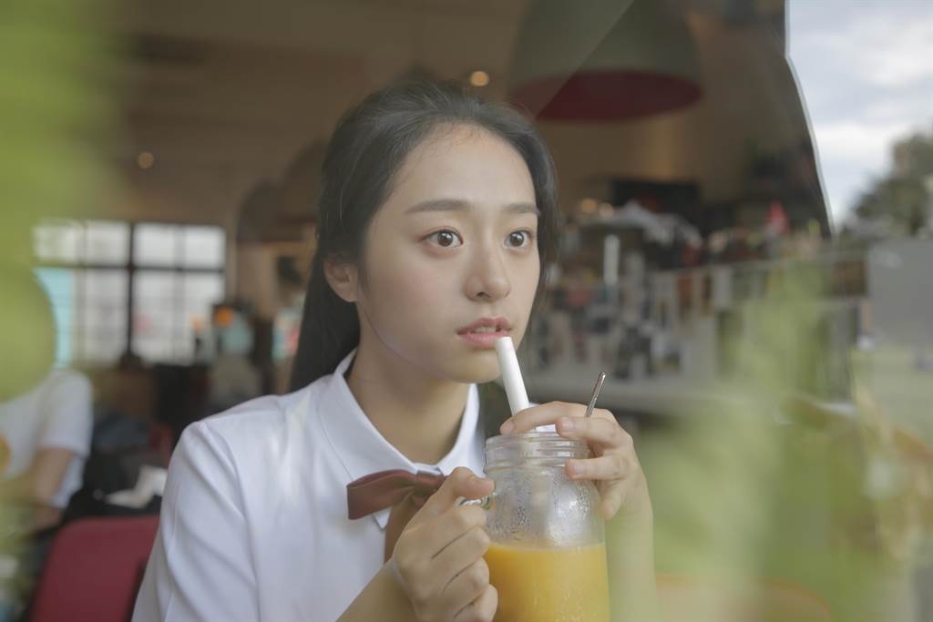 許莉廷國中時期被老師稱為小仙女，高中時期也是仙氣美少女。