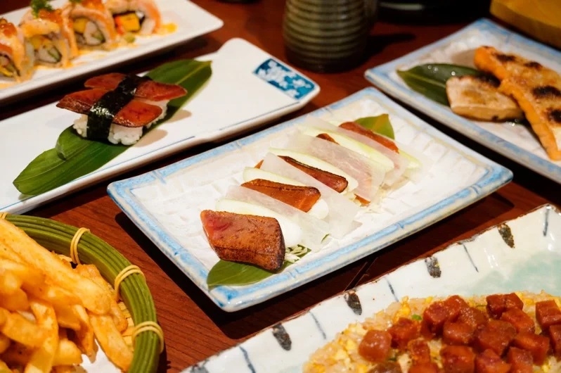 「野生烏魚子炒飯」、「炙燒野生烏魚子」吃到飽讓饕客們忍不住大快朵頤。