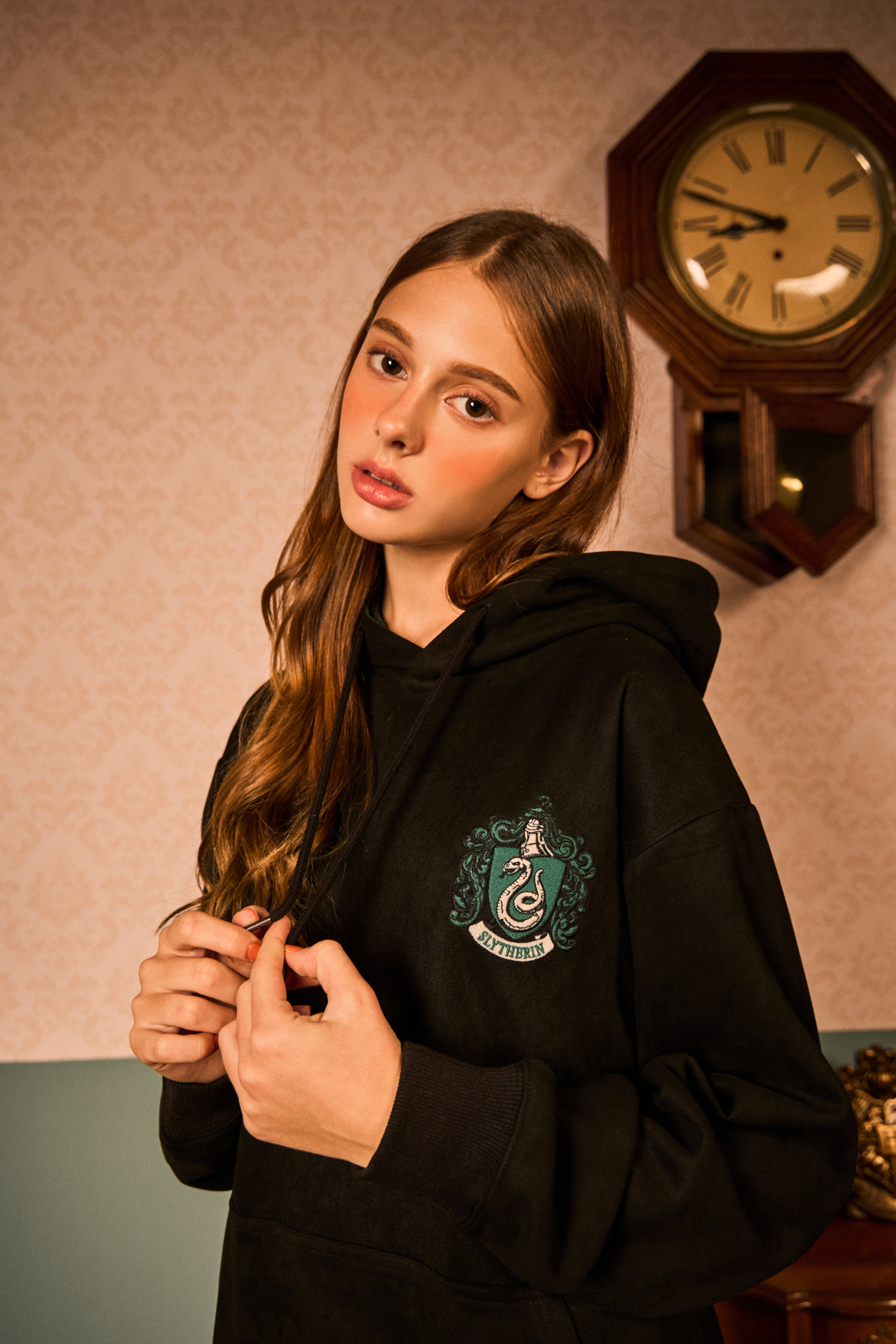 哈利波特系列「葛來分多大學T」以及「史萊哲林麂皮帽T」，用輕鬆休閒服飾營造濃濃學院氣息_史萊哲林麂皮帽T