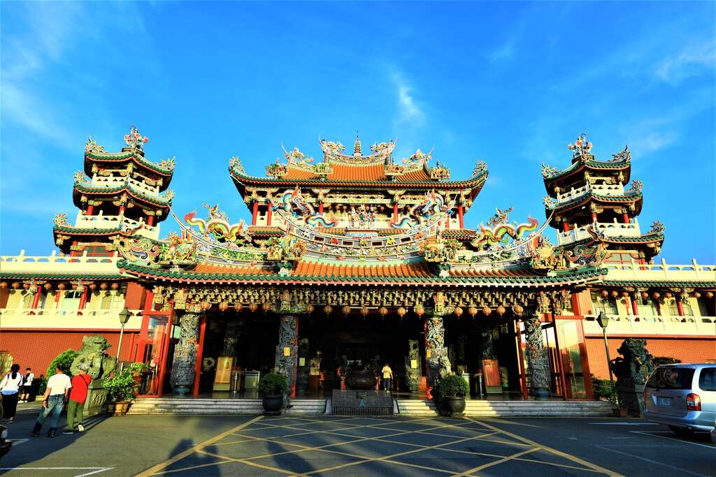 來到龍潭觀光大池，白天可以在湖濱公園享受綠意、踩腳踏船玩立槳，或是到寺廟參拜。