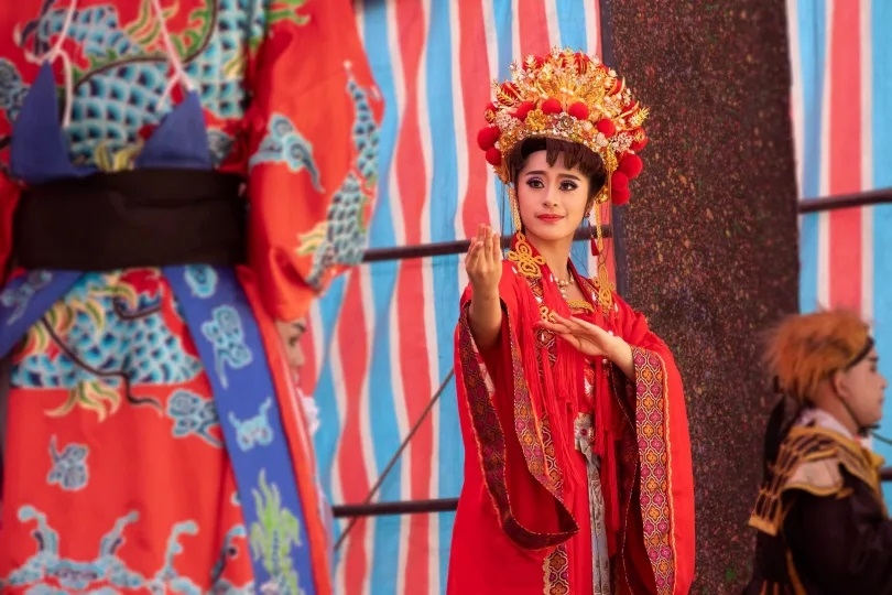 許莉廷在《粽邪3：鬼門開》頭頂重達5公斤裝飾演出。