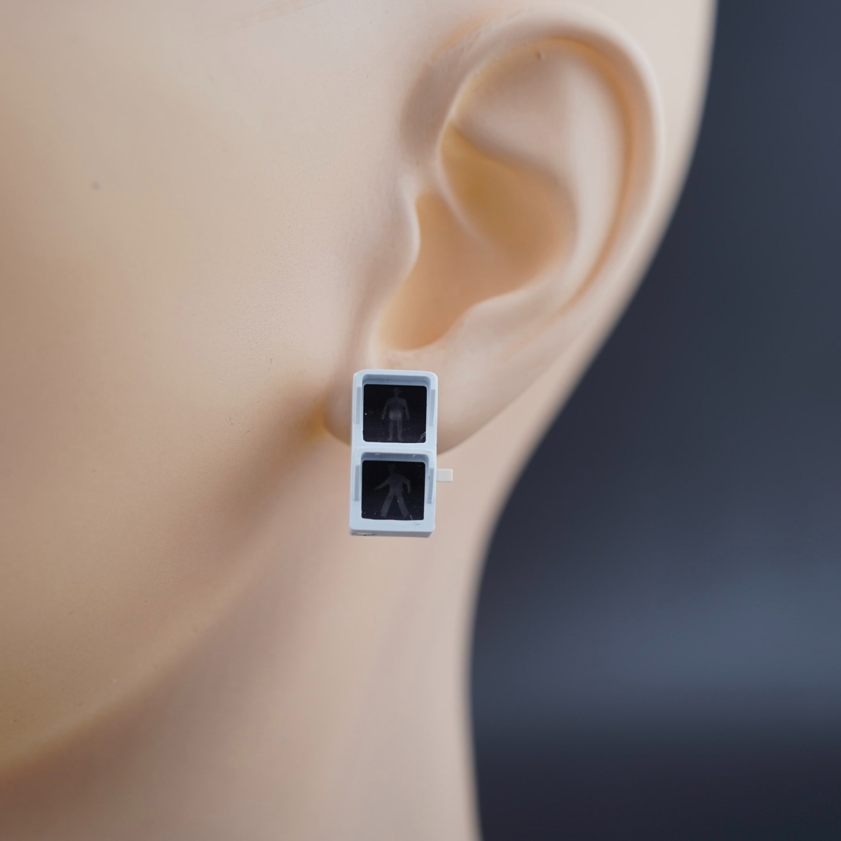 日本「紅綠燈耳環」熄燈時