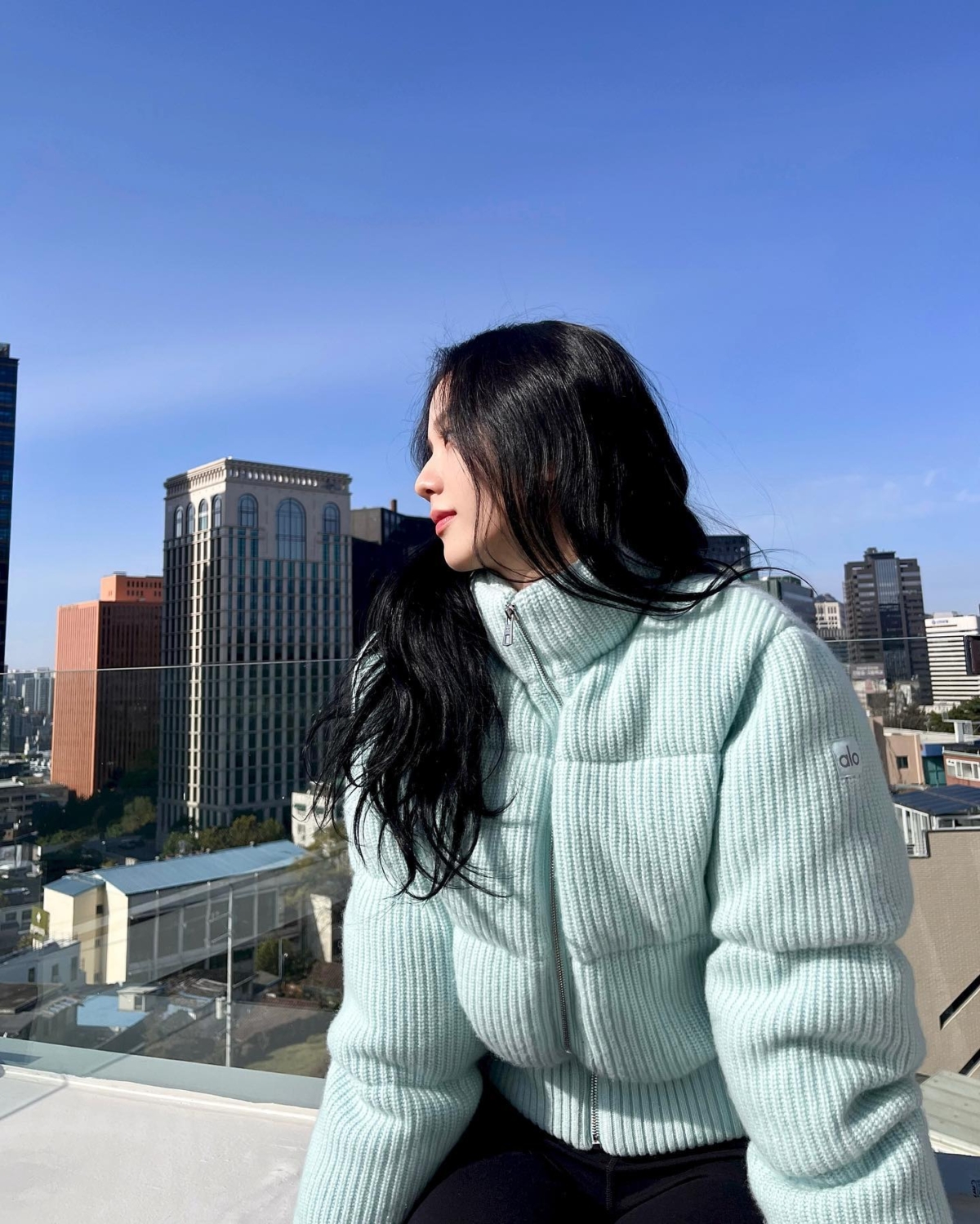 JISOO 穿上寶寶藍alo羽絨衣