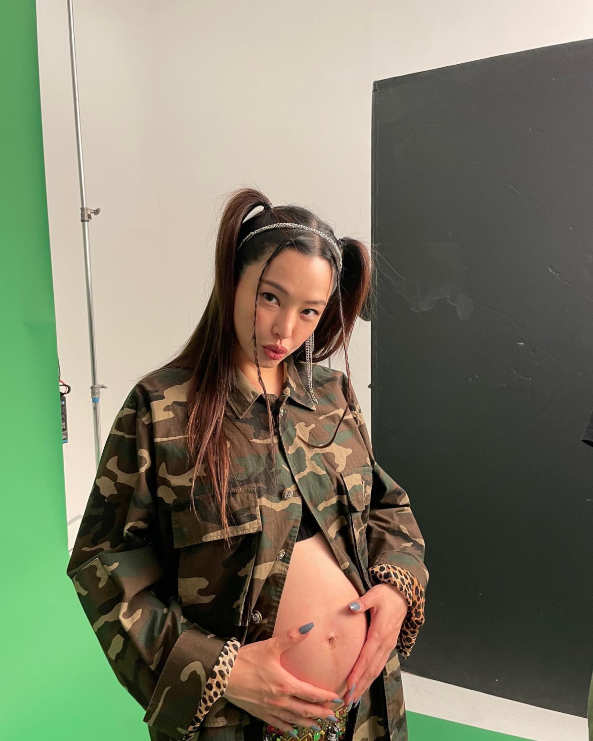 李荷妮拍攝「孕肚畫報」