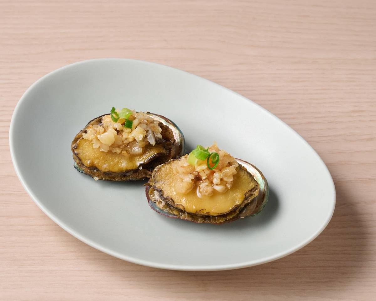 3月31日之前,到「就饗」用餐,單筆消費發票金額滿500元(含)以上,可獲得「王品瘋美食APP」徽章1枚,集滿2枚徽章,可兌換贈菜「蒜龍鮑魚」1份。