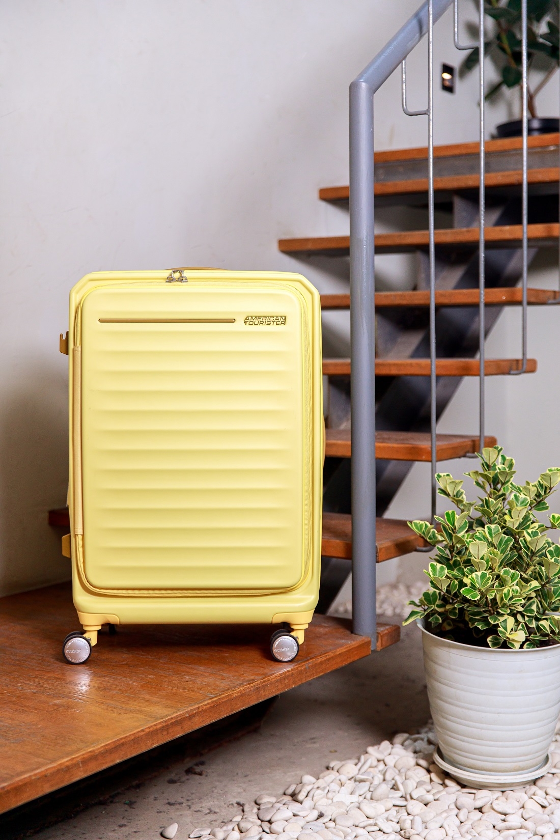 American Tourister FRONTEC 檸檬黃 19吋,NT$7,395_25吋,NT$8,755_29吋,NT$10,200