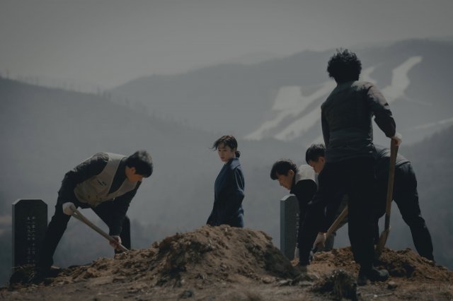 金賢珠在《遺贈的秘密》中飾演繼承叔叔意外過世留下祖墳的「尹瑞夏」。