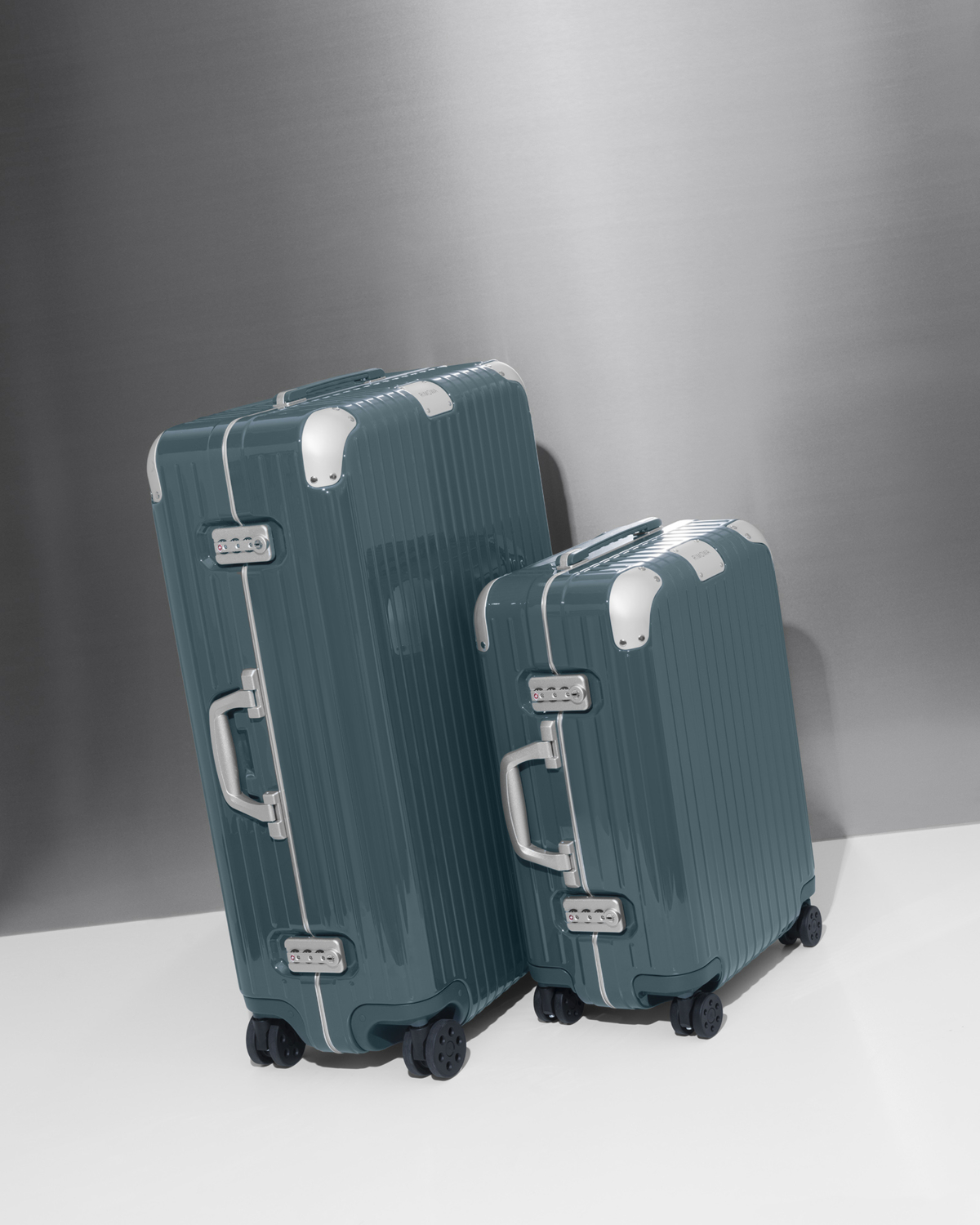 RIMOWA Hybrid 系列 Cabin Steel Blue 鋼藍色行李箱,NT$36,000&Check-In L Steel Blue 鋼藍色行李箱,NT$44,700