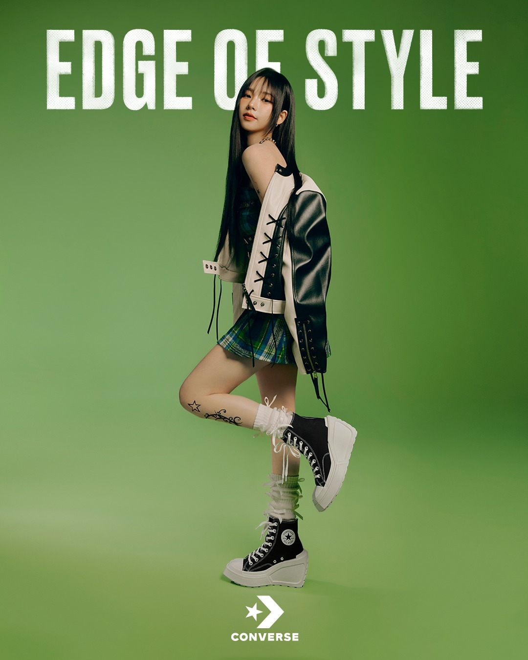 aespa KARINA穿上DE LUXE WEDGE幾何坡跟鞋