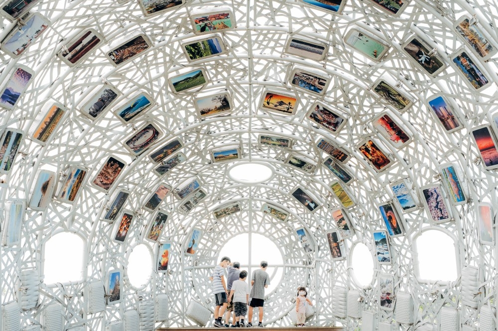 虎頭山的「桃機一號」是王志文老師以「旅行箱」意象打造的光影藝廊，吸引許多民駐足欣賞。