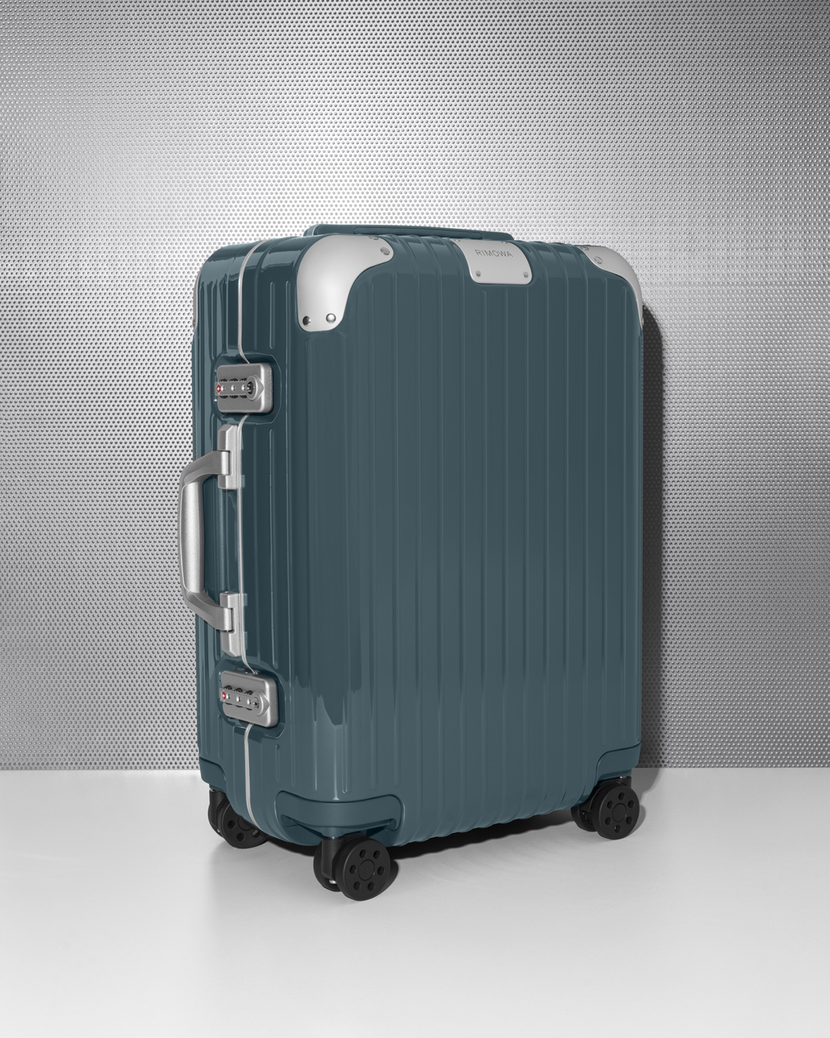 RIMOWA Hybrid 系列 Cabin Steel Blue 鋼藍色行李箱,NT$36,000