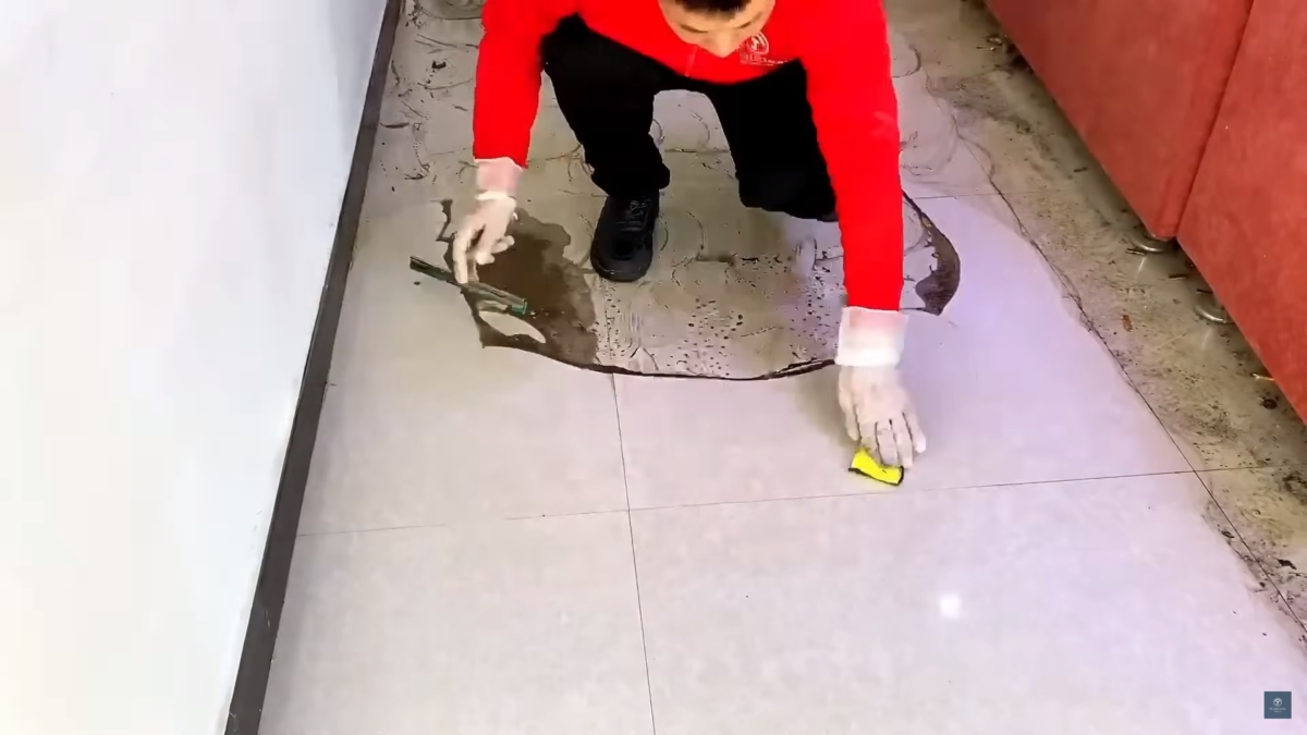 河南35歲男子的房間被專業清潔人員打掃乾淨
