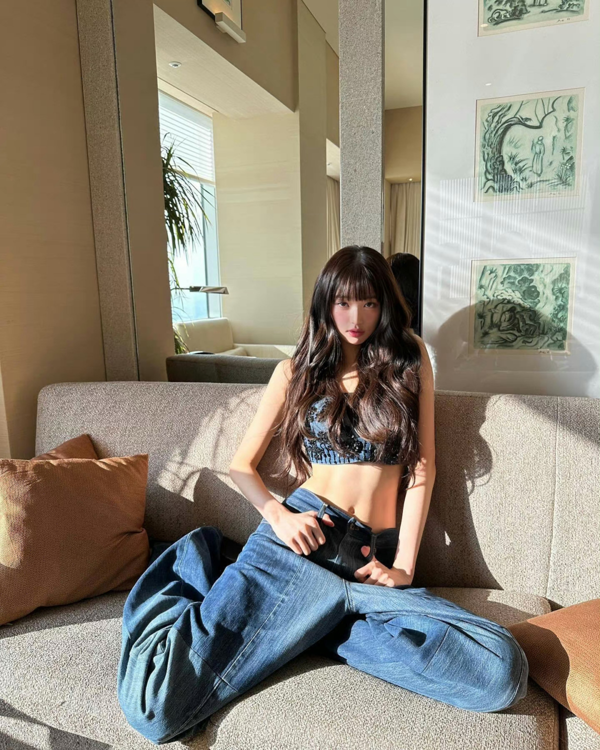 韓國女團IVE成員張員瑛大露蠻腰