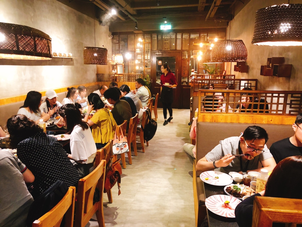 「本鼎堂」內部裝潢雅致簡樸,溫暖懷舊。