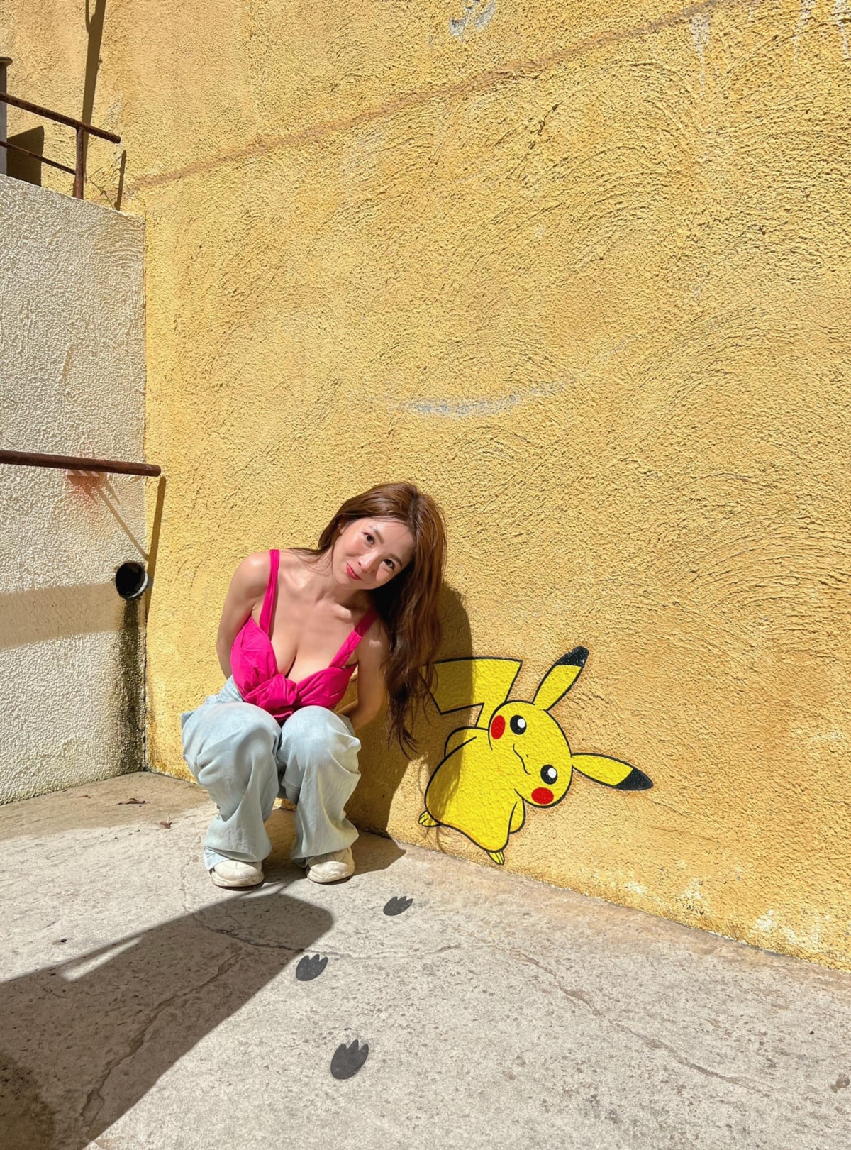 瑤瑤與沖繩美國村皮卡丘合照