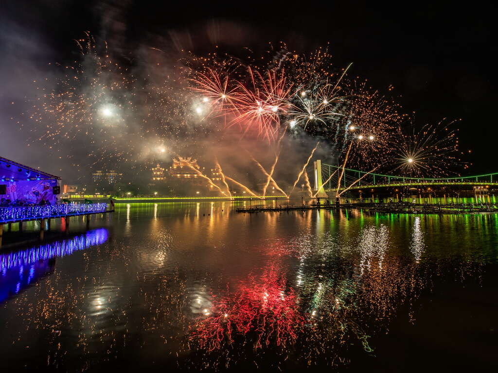 龍潭觀光大池南端的滿月橋能欣賞到漫天星月，煙火綻放的美景壯麗璀璨