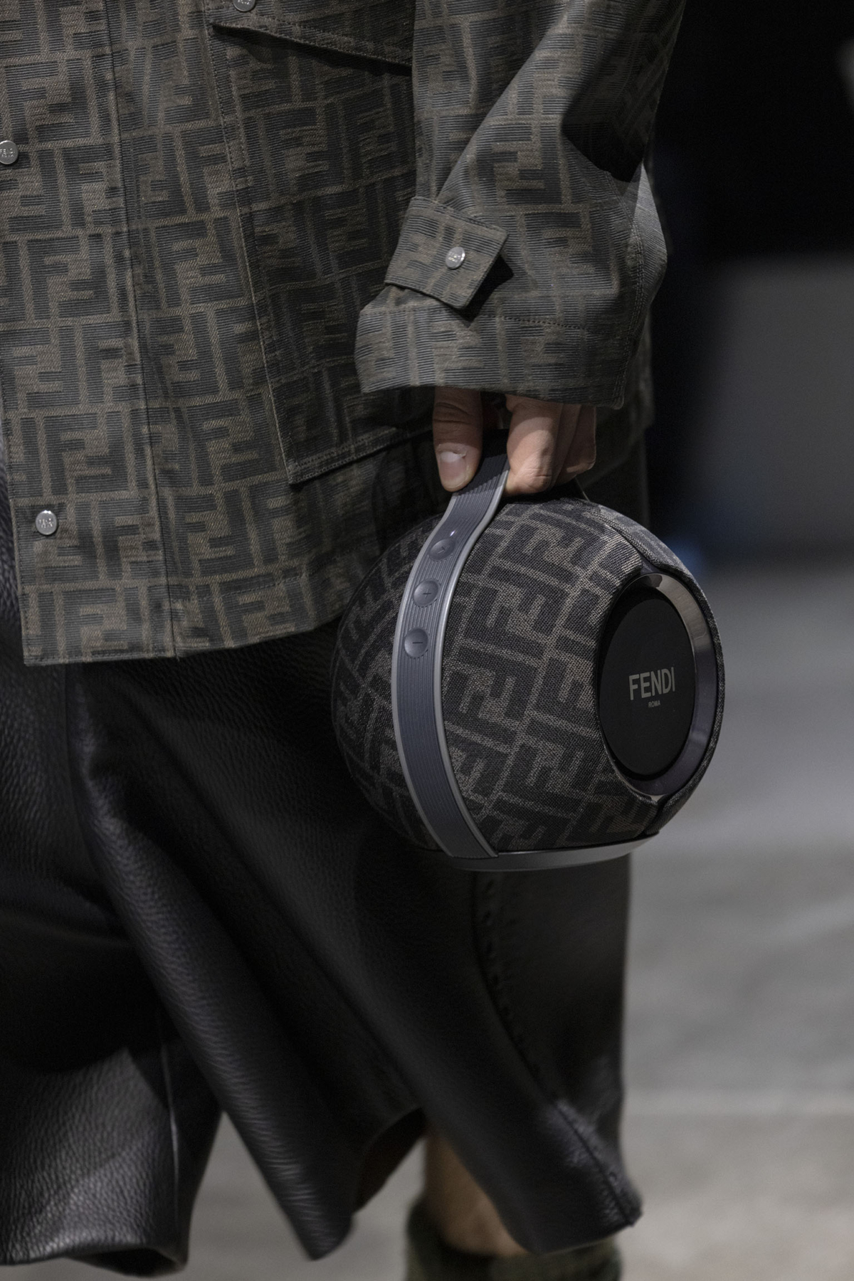 兩種顏色的高科技 FF 布料外殼，這款為灰色和黑色搭配銀色