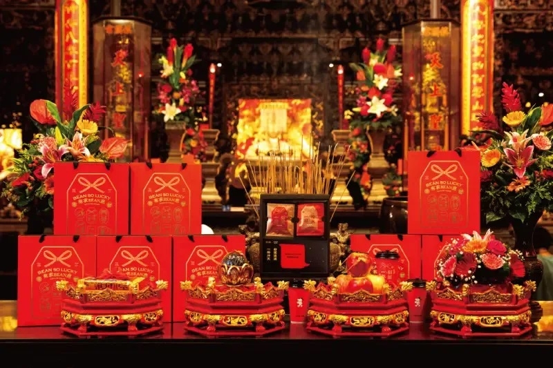 cama caféx大甲鎮瀾宮春節禮盒「Bean so Lucky」春節禮盒蘊含著平安和祝福。