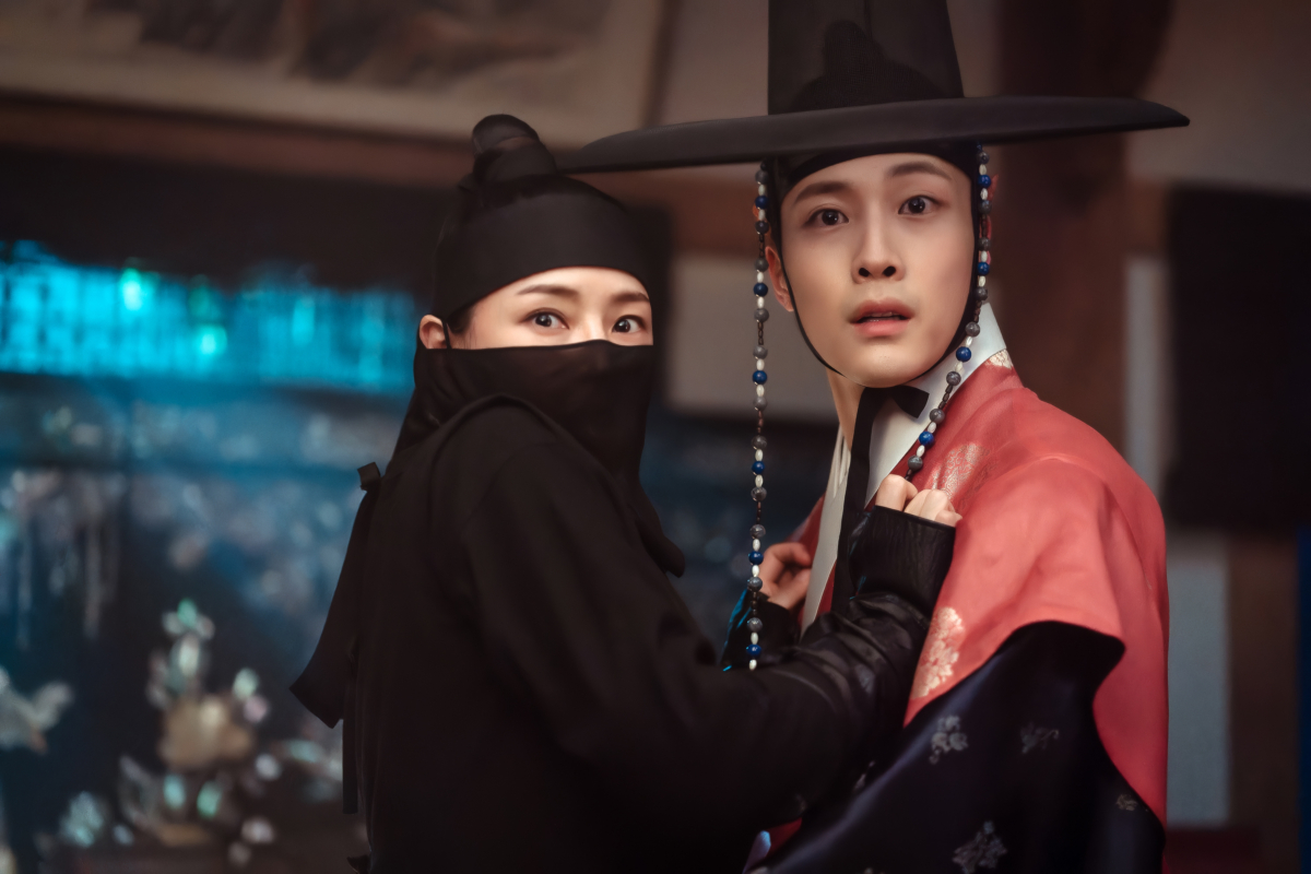 李荷妮在《夜晚盛開的花》飾演的正義俠女飛簷走壁、武打、戰鬥樣樣行！