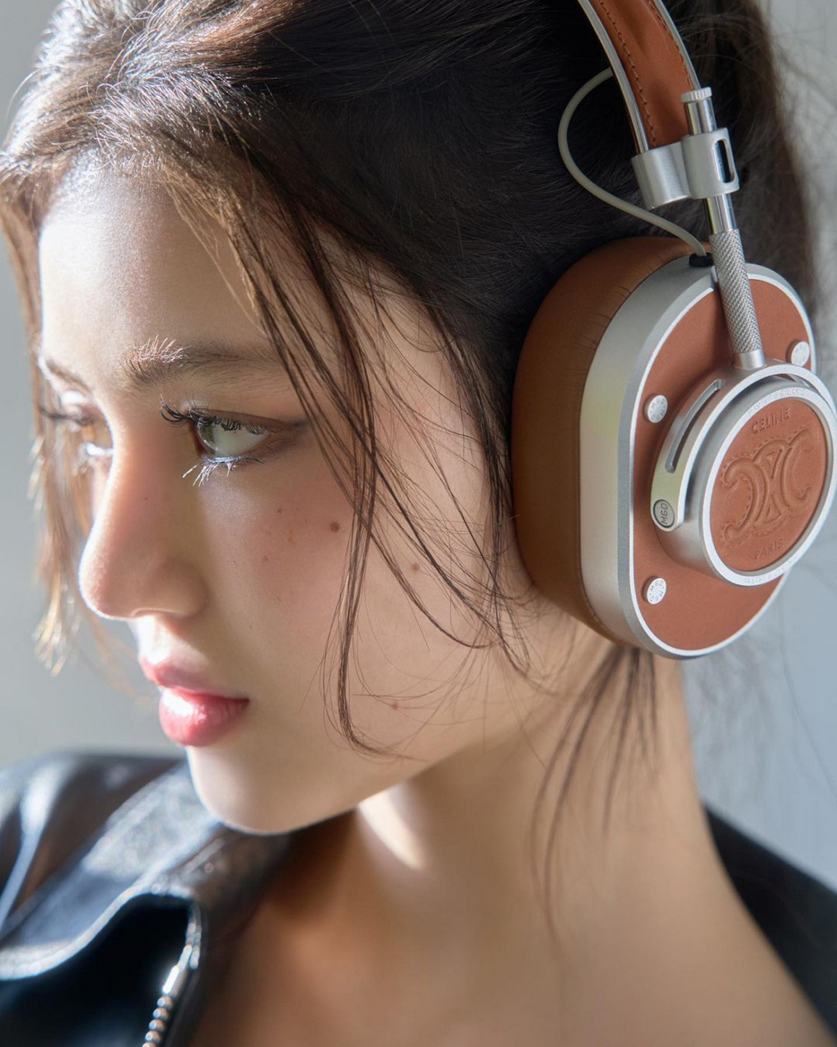 NewJeans Danielle 配戴棕銀色TRIOMPHE壓花天然牛皮革耳機