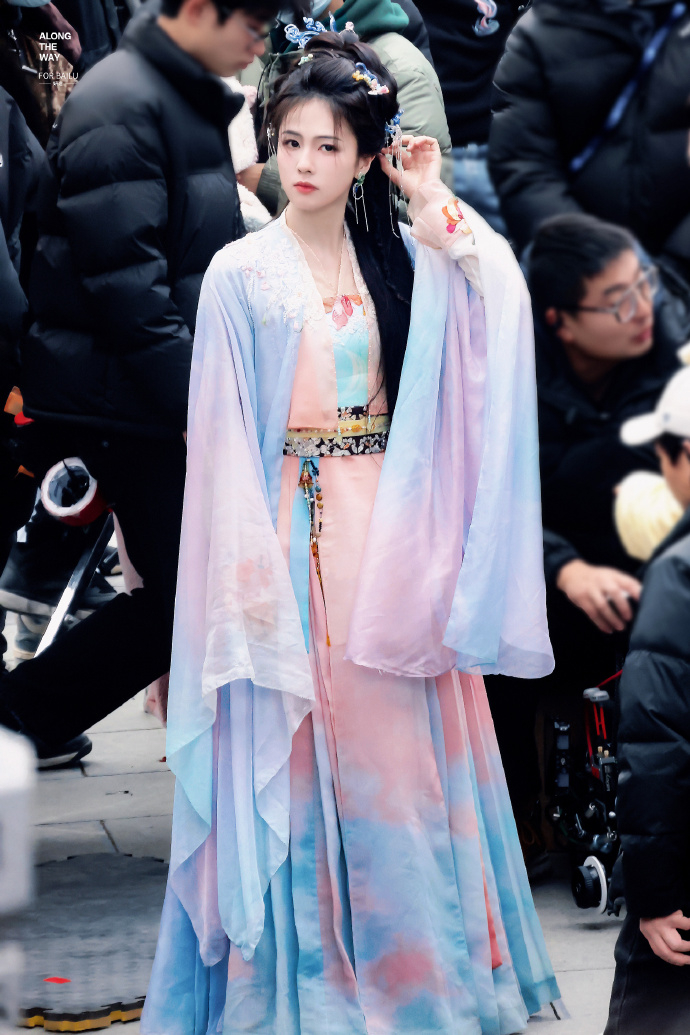 白鹿《白月梵星》路透照曝光。