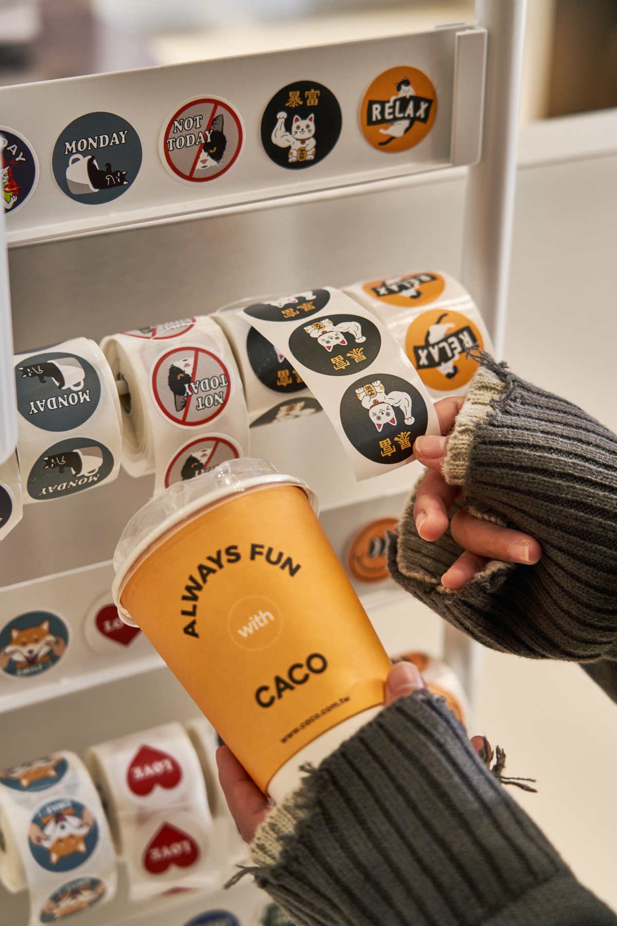 CACO 消費者能選擇自己喜歡的心情貼紙，貼在咖啡杯上的任意角落，讓短暫休憩時光Always FUN！