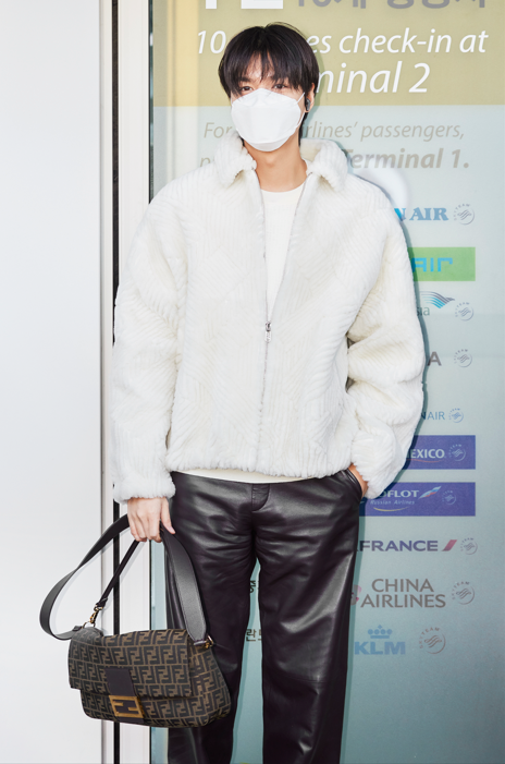 FENDI 品牌大使、韓星李敏鎬現身首爾仁川機場,出發前往米蘭出席 FENDI 秋冬24男裝時裝秀。