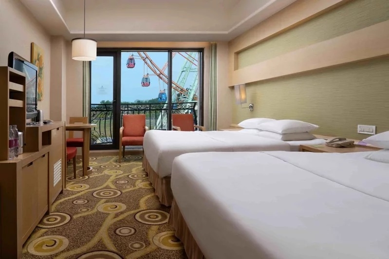 3/31以前來到義大皇家酒店住宿出示黃色小鴨合照，就能升等豪華家庭房。