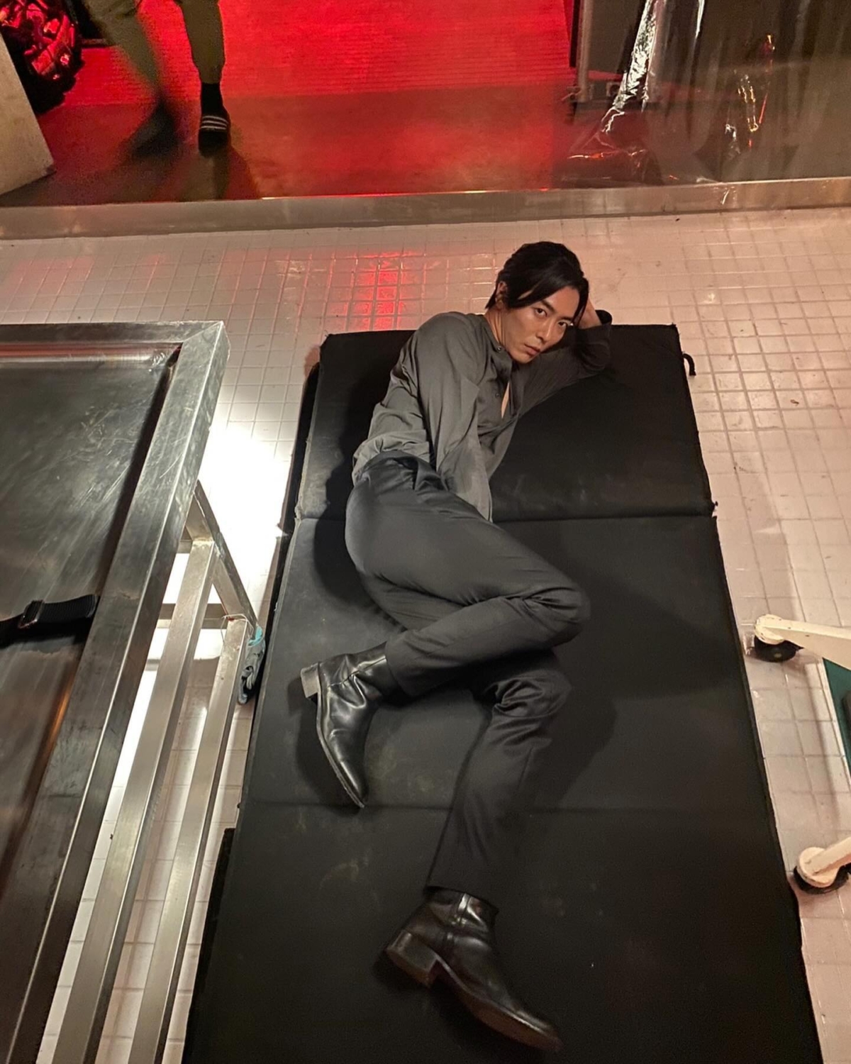 金智勳與金材昱後來在網上分享了這場戲的幕後照